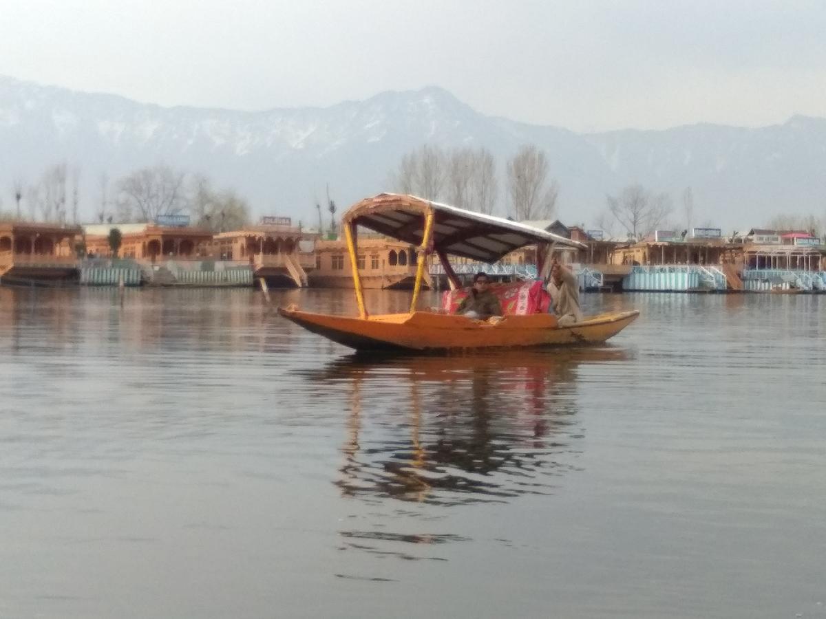 Houseboat - City Of Kashmir Hotel Srīnagar Buitenkant foto